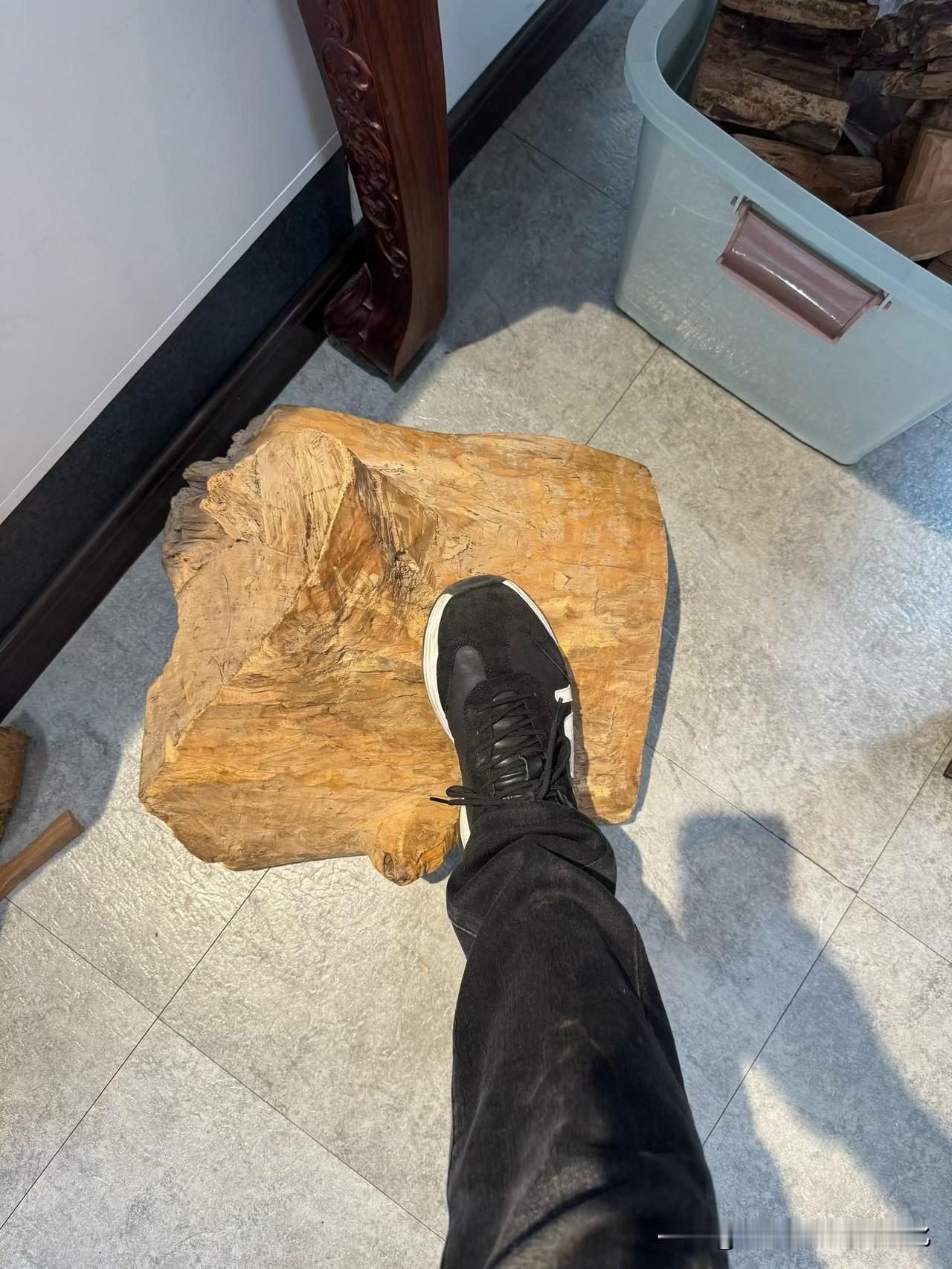 有些作品，是设计出来的；
有些，是从木里“长”出来的。

这块印度老山檀，从原料