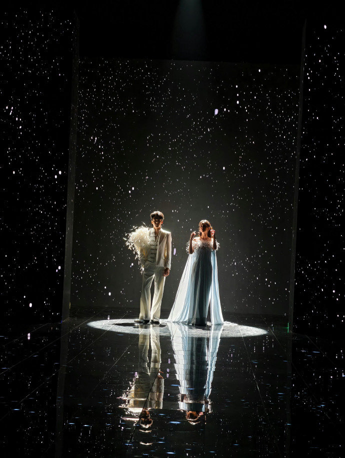 微博之夜 绝美打光 这届微博之夜的打光，赢在分寸感。不强行制造完美，也不刻意追求