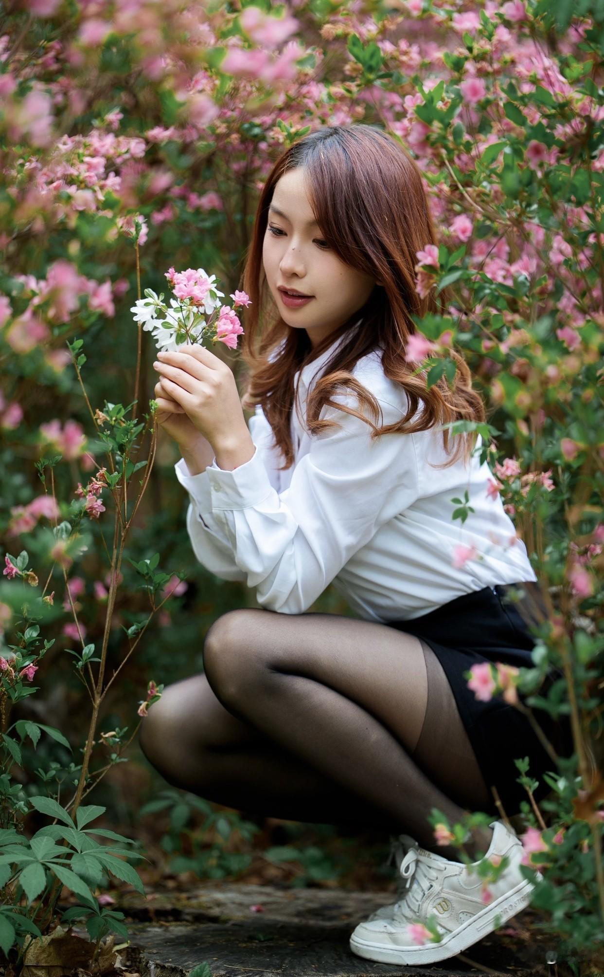 最美摄影瞬间花间人影动，轻嗅芳菲香。