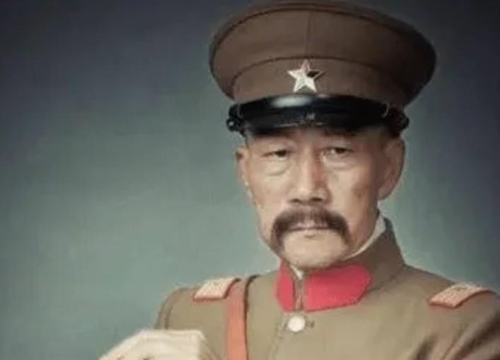 1889年，张作霖的爹被人谋杀了，张作霖却还在玩骰子。母亲让张作霖去县衙门报官，