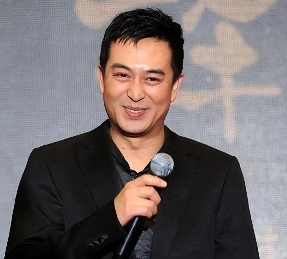 演员张嘉译为什么深受女演员喜爱呢张嘉益深受女演员喜爱，核心是专业过硬、人品靠谱、