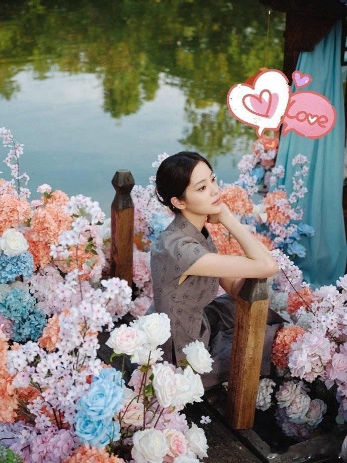 欧阳娜娜游船穿搭简简单单穿出不一样的气质！温柔耐看又很有灵气！游船流水相伴画面静
