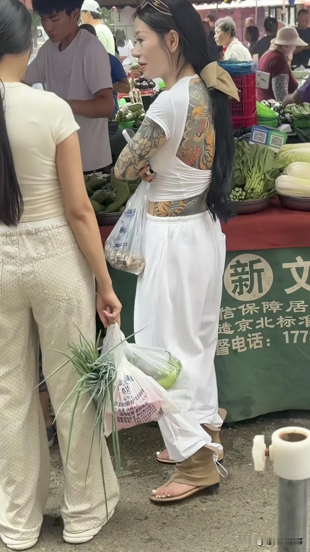 你们只顾着看纹身，其实鞋子才是亮点
