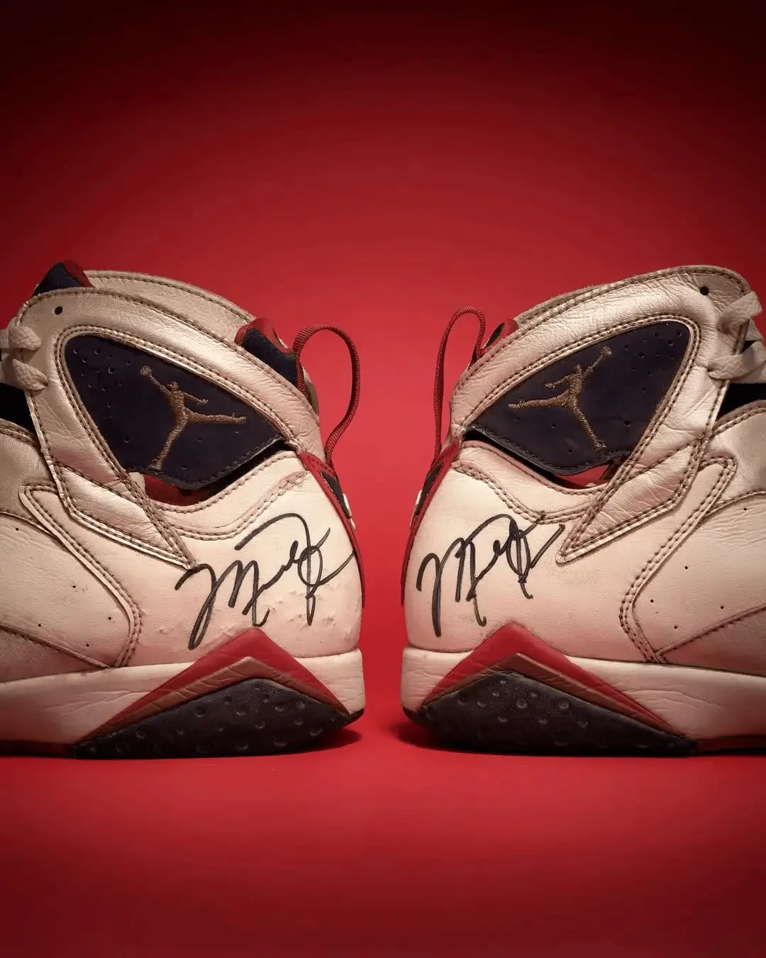 近日，乔丹1992年奥运会男篮决赛亲穿双签AJ7以64万美元落槌成交！约合439