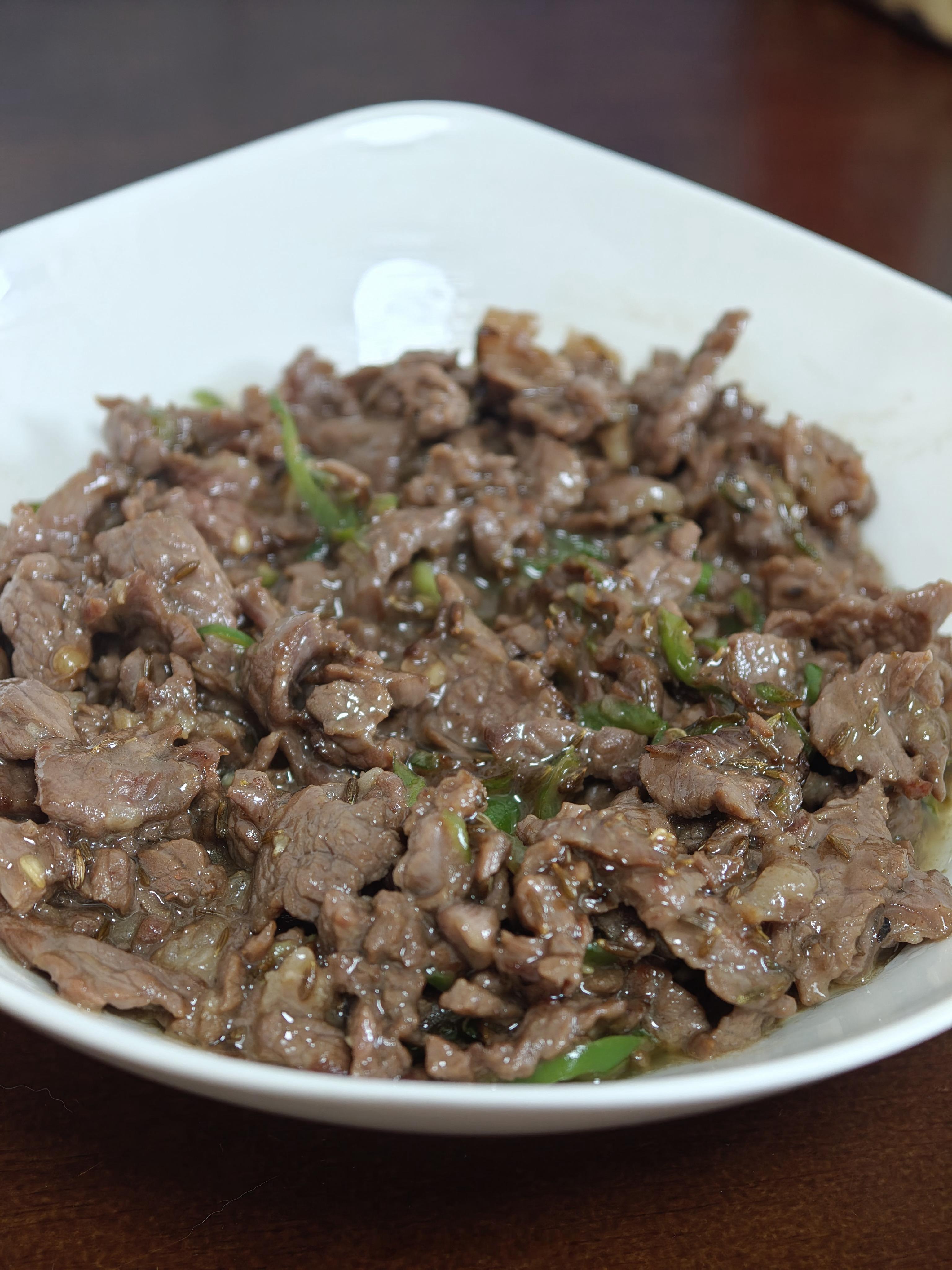 午饭还是俺妈的手艺：萝卜皮炒酱汁肉、孜然牛肉、清炒豆角，三道菜全是我爱吃的！酱汁
