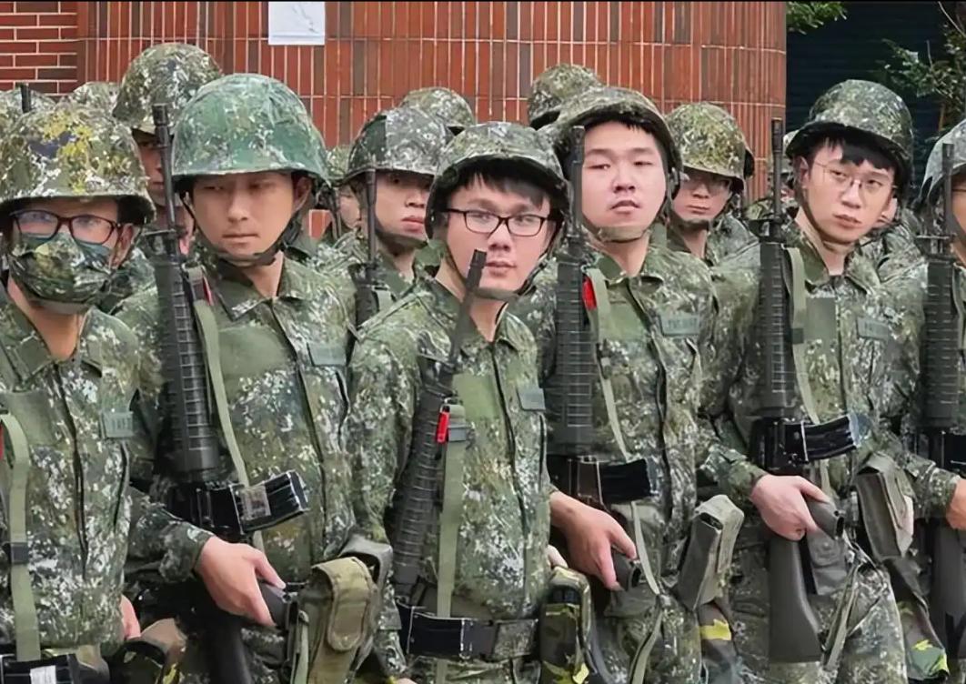 这是我们中国某个大省的特种兵，看看这个模样就知道练的太少了，严重的缺乏锻炼。大家