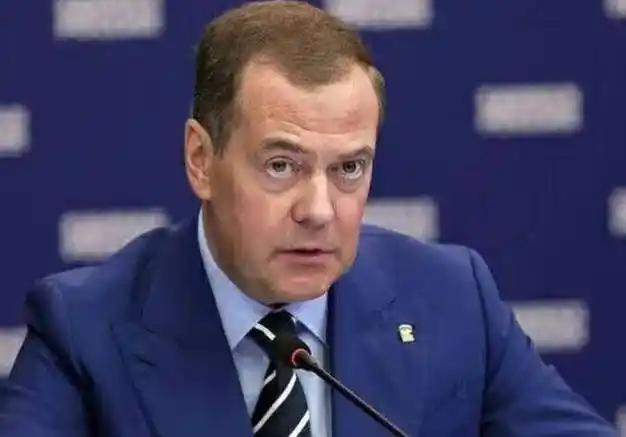 梅德韦杰夫今天发话，让欧洲人面红耳赤！
 
梅德韦杰夫19日发文说：“让美国再次