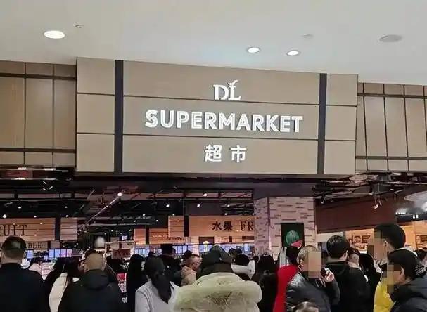 这时候胖东来因为房东涨租，直接关掉了经营24年的店，自己花了65亿零贷款去建了一