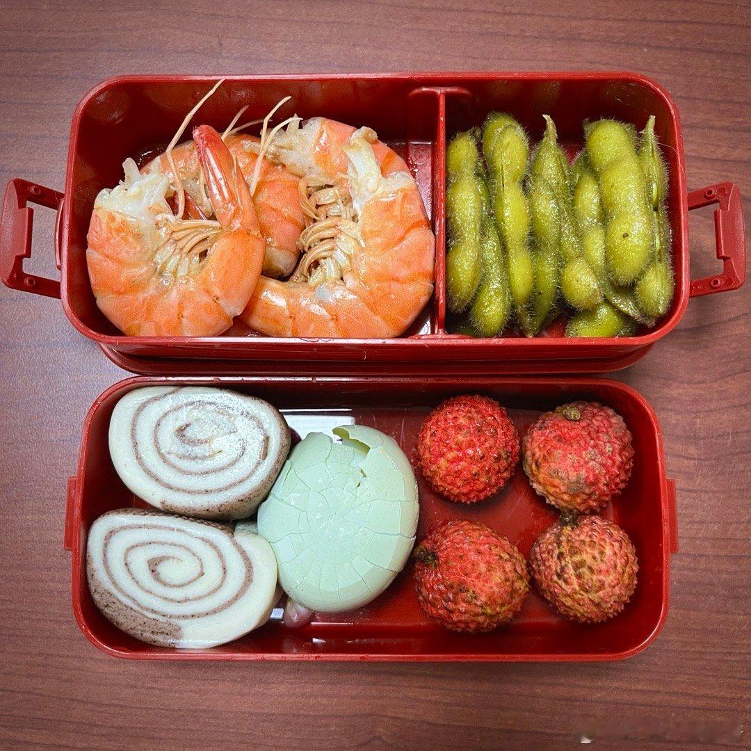 带饭就是吃剩饭 晚饭吃啥装一点再凑点主食水果就第二天一顿了 主打方便 ​​​