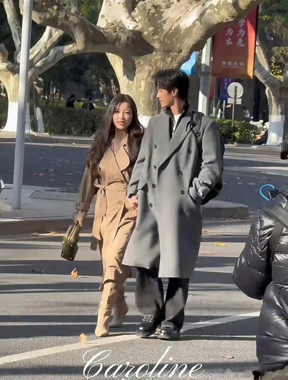 这路透[黑线]这靴子👢不太对了吧，风衣这么长应该露腿啊[允悲] 