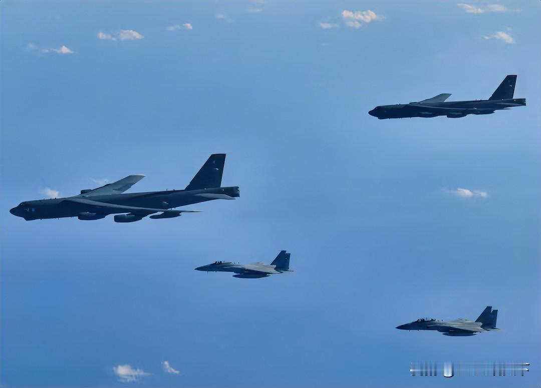 周三，美军🇺🇸两架B-52轰炸机与日本🇯🇵F-35和F-15战斗机在日本