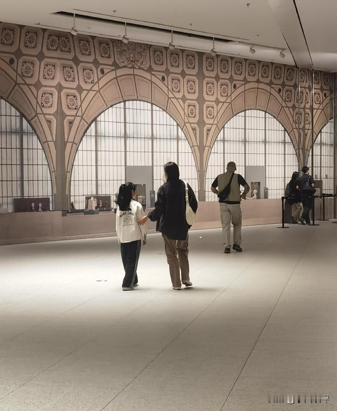 近日，有网友在看展时偶遇了朱亚文的妻子沈佳妮带着他们的大女儿。沈佳妮一身休闲装扮