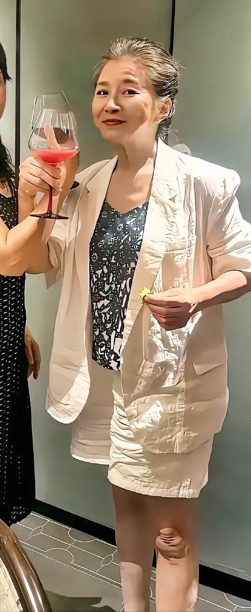 论演技，绝对佩服迟蓬，论穿衣，迟蓬还真不是个精致人，这种随意大方，简单得不能再简
