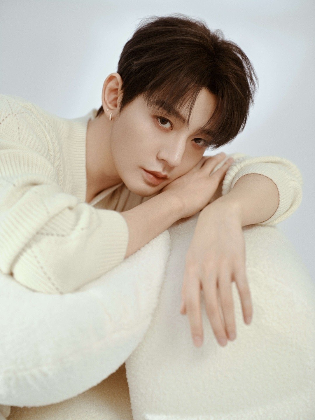 邓为 × 营业大片，身穿 Maison Kitsune 菱格纹毛衣出镜，如水般温