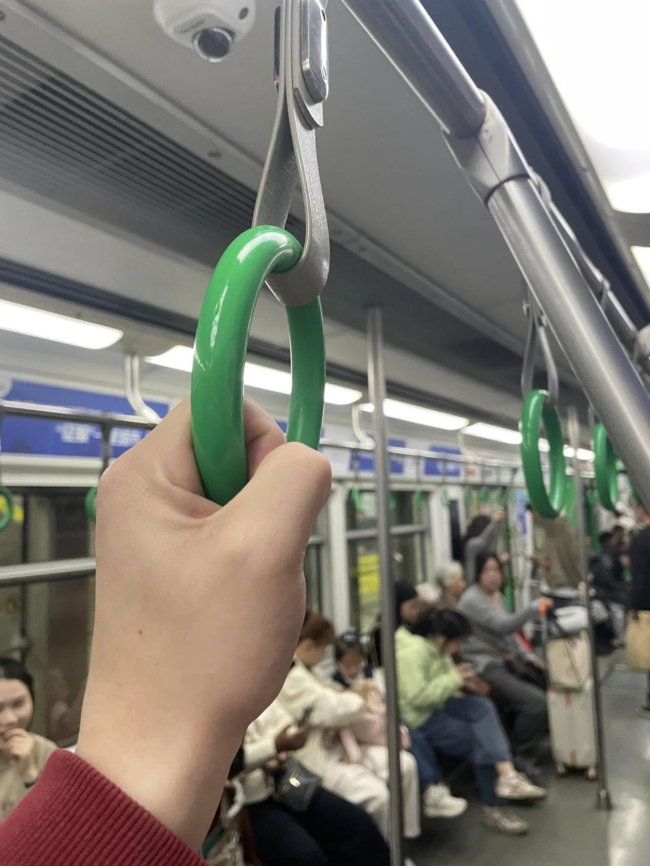 嘎嘎硬！粉丝发图问我这几条绿货值多少？

好家伙！满绿镯子直接盘在扶手上了。第一