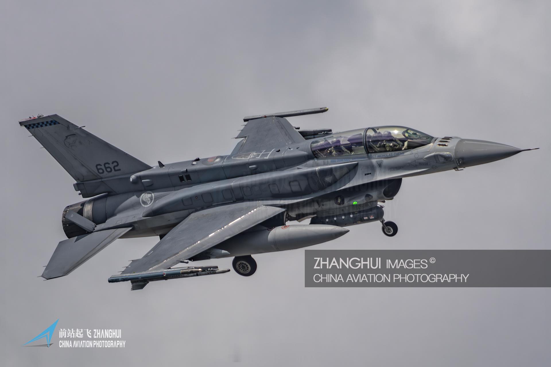 双座保形油箱版本的F-16战斗机确实比歼10S好看 ​​​