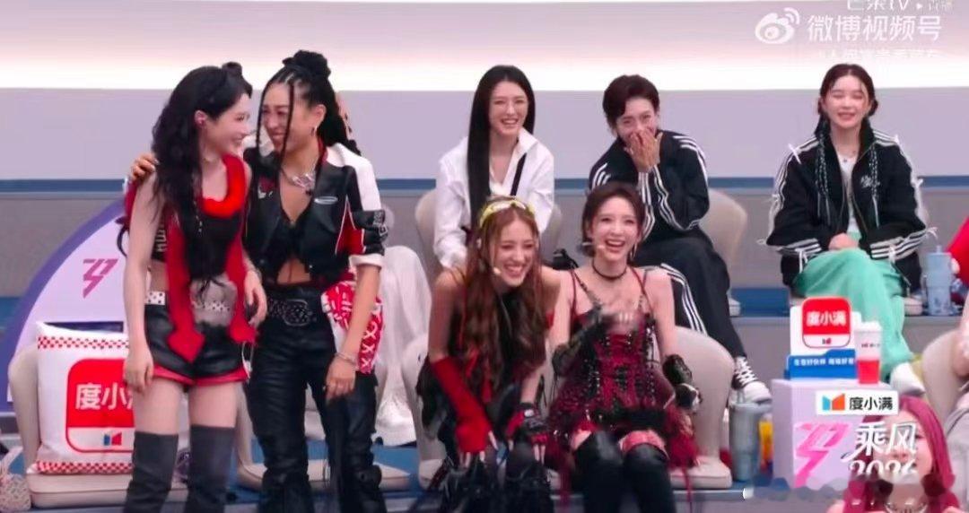 唐艺昕帮何宣林唱的唐艺昕唱的是何宣林的词唐艺昕开头没偷摸骂我两句吧舞台背后好暖，