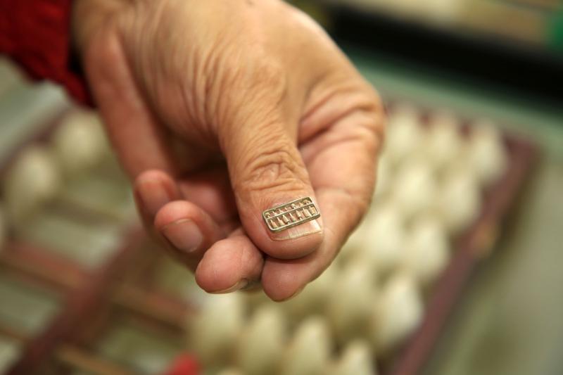 解析
“三下五除二”是珠算（算盘）的加法口诀：
当数字3加3时，下珠数量不足，需