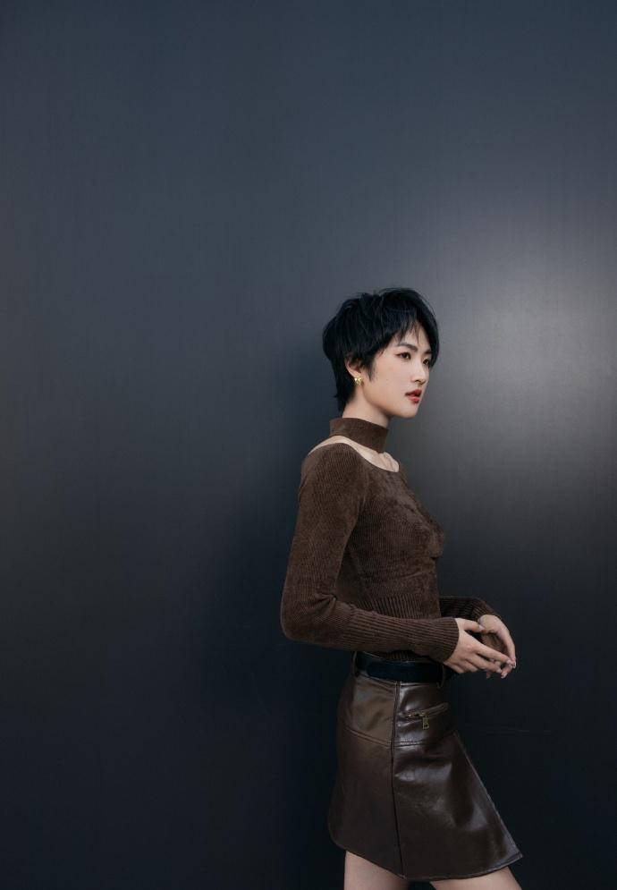 黑色皮衣和机车的组合真的百看不厌，尤其是被她穿出了一种清冷的先锋感，那种由内而外