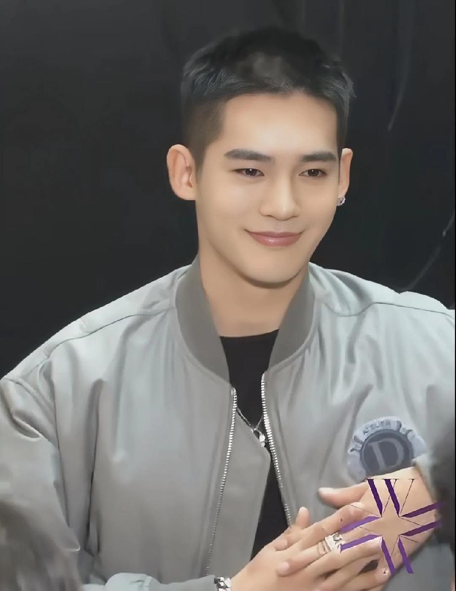 确实是帅的！
没吹没黑，都已经澄清了
当初不知道心机女为啥要讲个“于是”的段子，