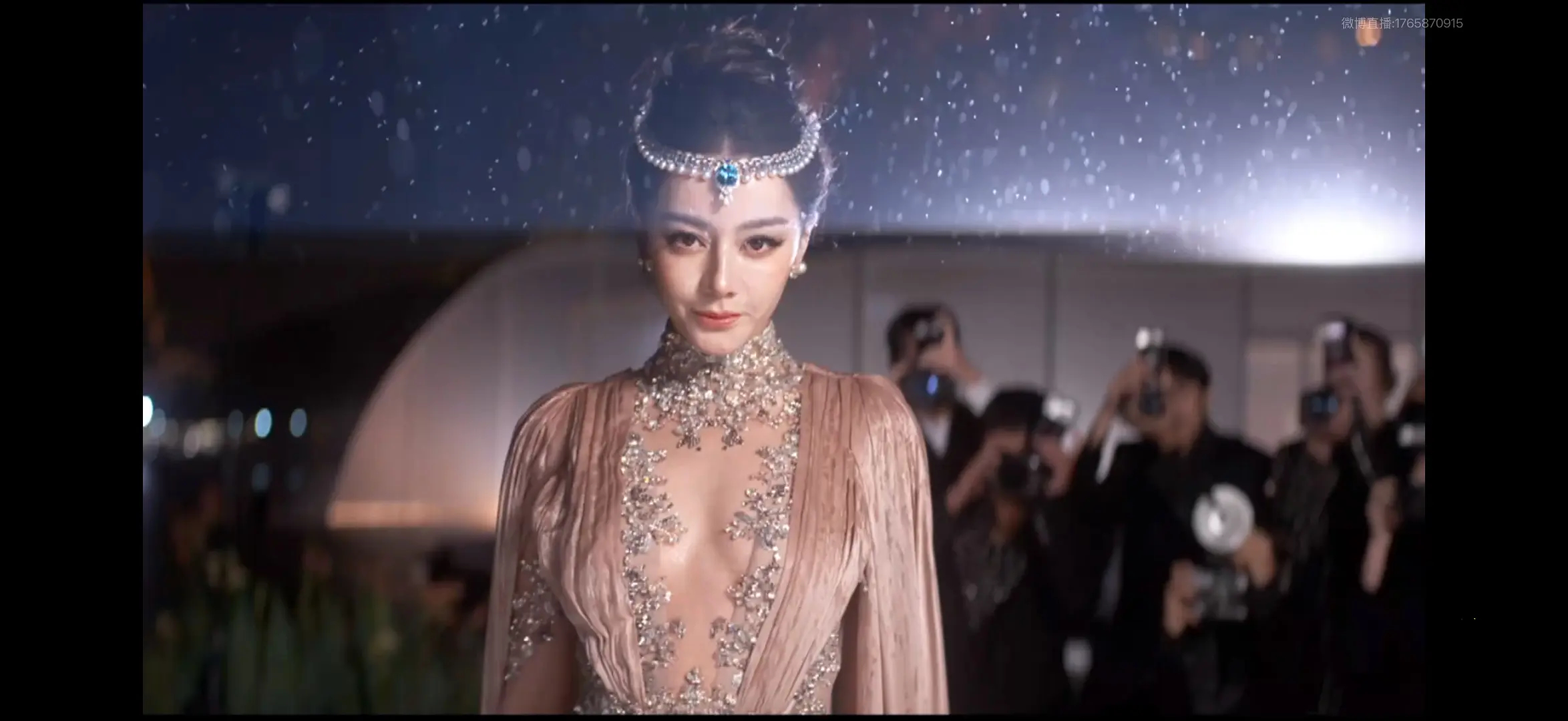 迪丽热巴完全是雨中圣女啊 ​​​