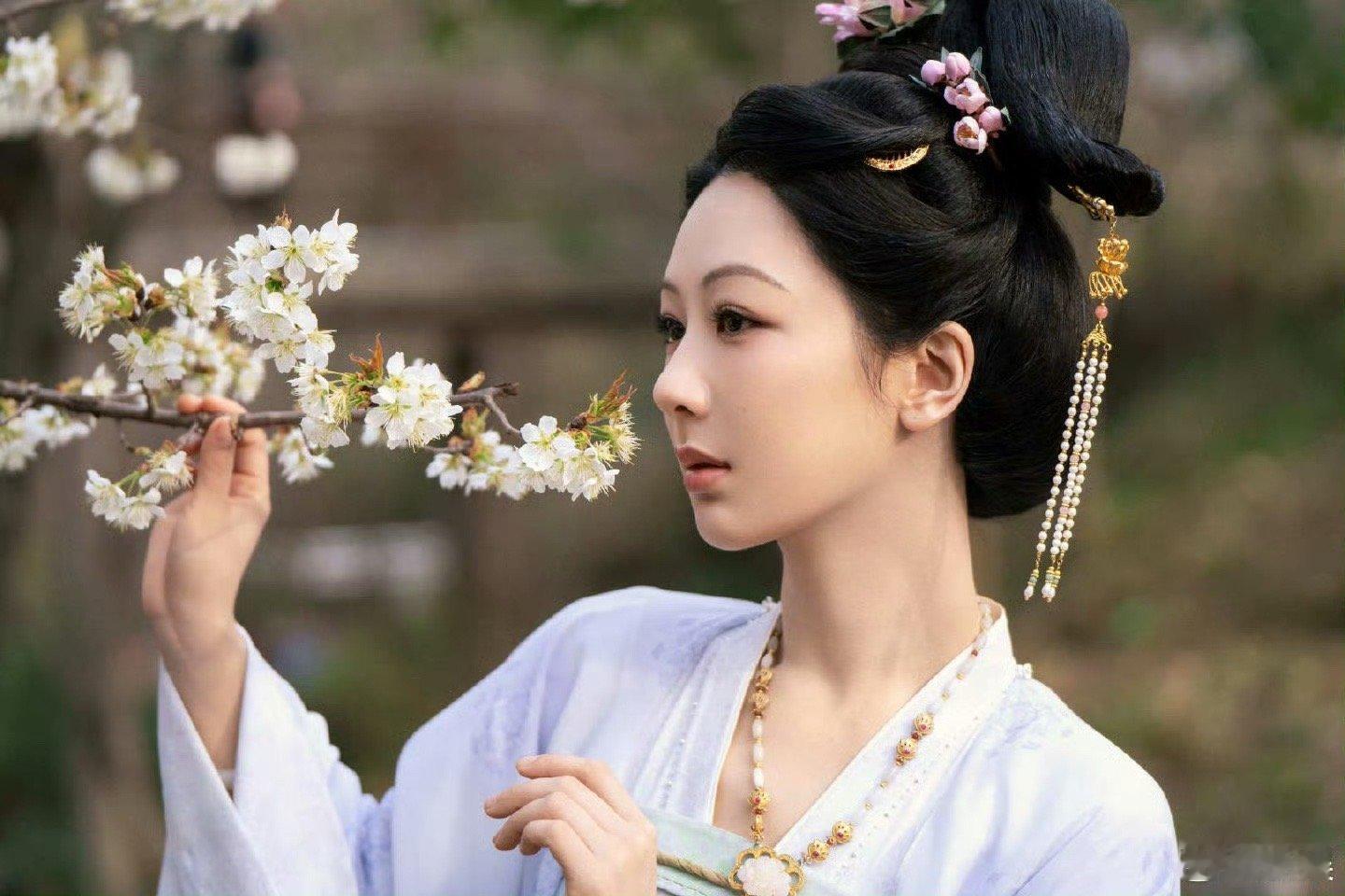 杨紫国色芳华小园春光剧照 小园几许，收尽春光。国色芳华马上就要和大家见面啦！期待
