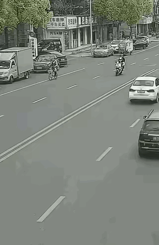不懂就问，
摩托车实线变道，撞上了，
理论上摩托车全责。
但是对面的小车他有责任