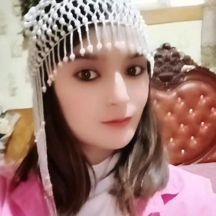 头戴珍珠头饰，粉色长裙，甜美又神秘。紫色蕾丝配饰 紫色帽头饰 紫色珍珠发饰 紫色