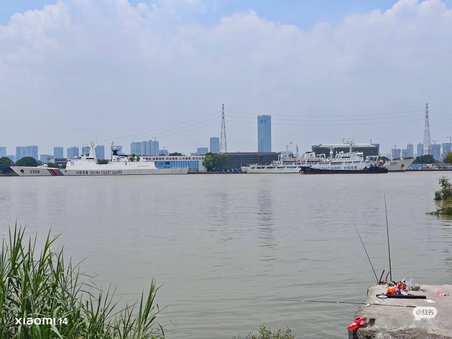 海警3501舰和3306舰。3501舰原为海军871/“海洋十八”测量船，201