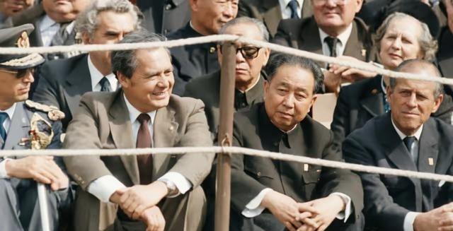 1980年，南斯拉夫首都贝尔格莱德。华主席出席铁托总统葬礼，与各国政要同坐台阶，