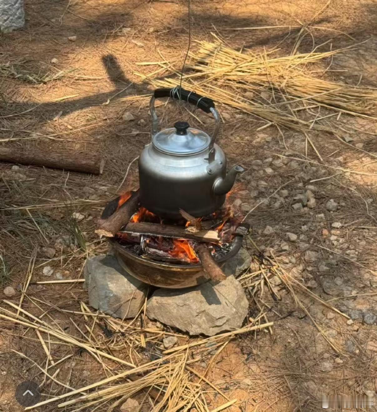 王赫野是真的在荒野求生 王赫野完美诠释“民以食为天”！喝水喝出气吞山河的气势，吃