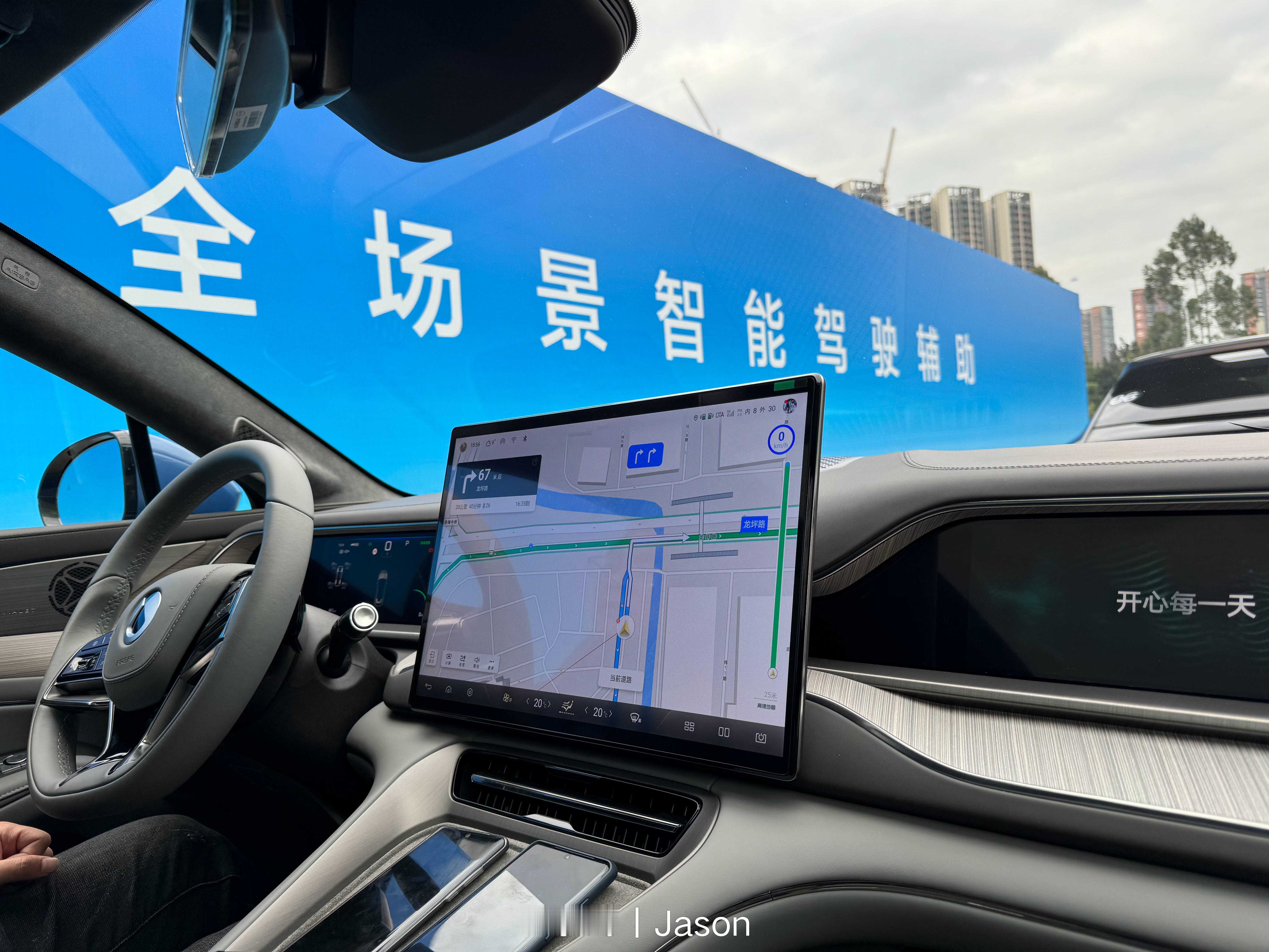 感受一下腾势 N7 的 NOA*，看看表现如何。*有图 NOA但上车之后，身体会