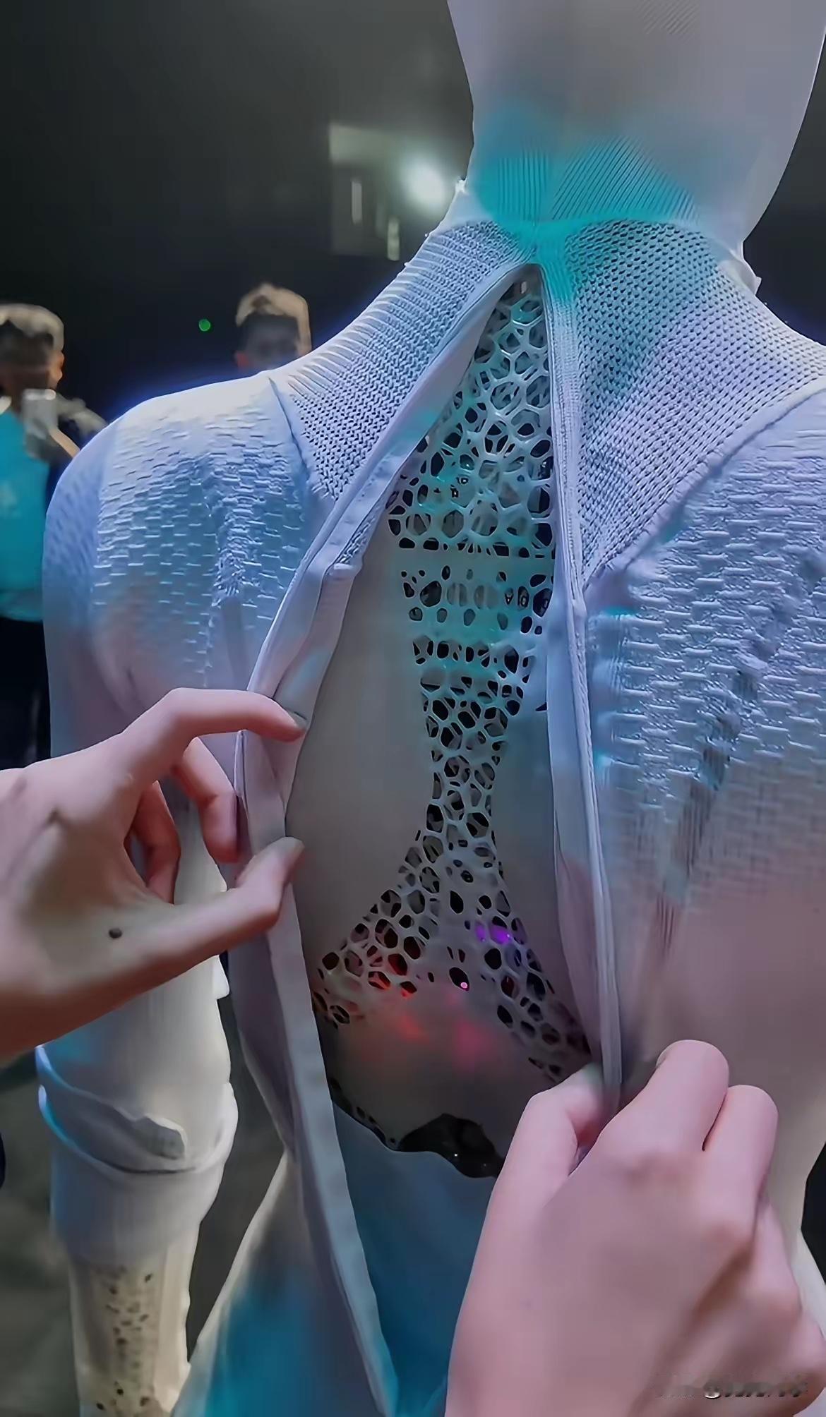 何小鹏亲自下场证明小鹏人形机器人的真实性，这下质疑的人可以消停会了。年纪大了，爱