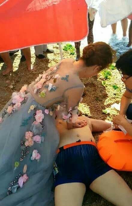 她是最美的新娘！为陌生男子人工呼吸！！一男子在海水浴场游泳时突发心脏病，此时远处