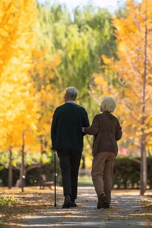 十分治愈的一段话：“人啊，能聚就聚吧，能爱就使劲爱吧，百年之后一人一个坑。你睡你