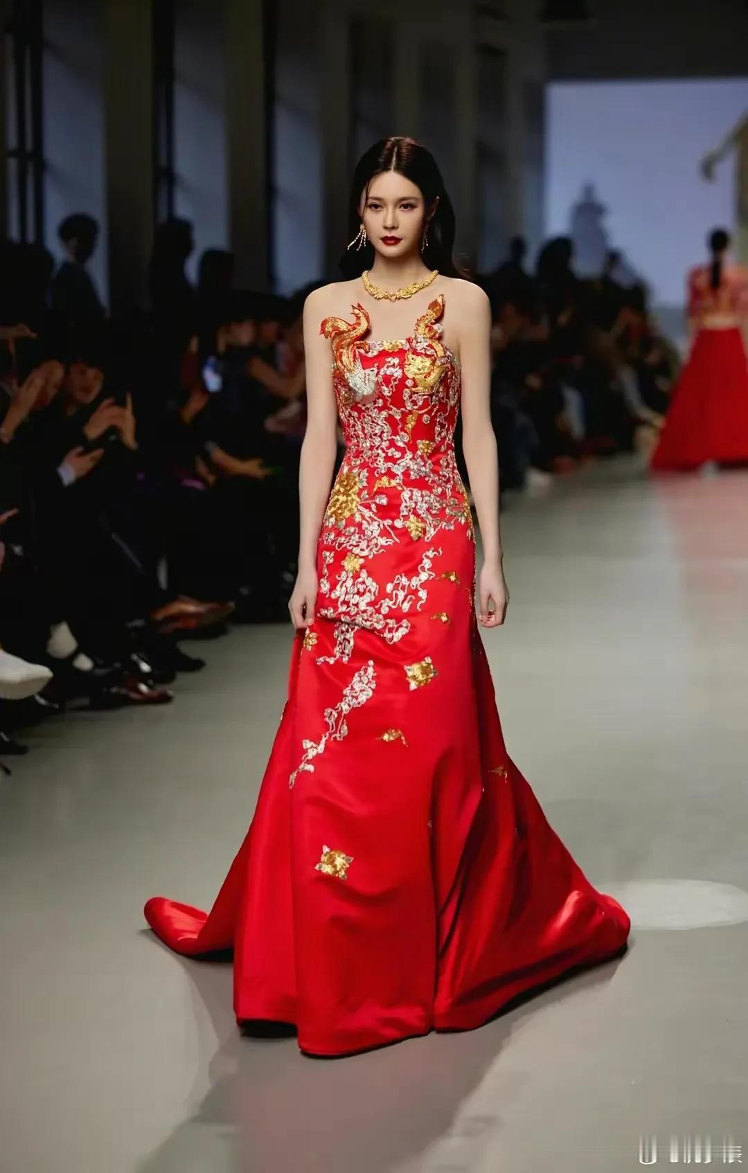 万万没想到，能把中国婚服新中式龙凤袍穿上世界舞台展示的，不是超模也不是名模，而是