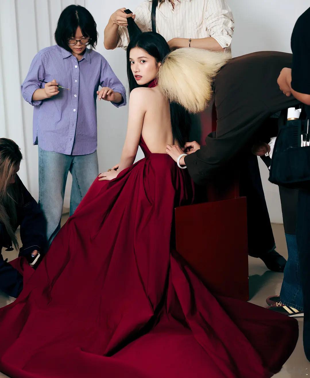 张婧仪vogue露背红裙，好大气的美，完全妈妈级别[抱一抱][抱一抱][抱一抱]