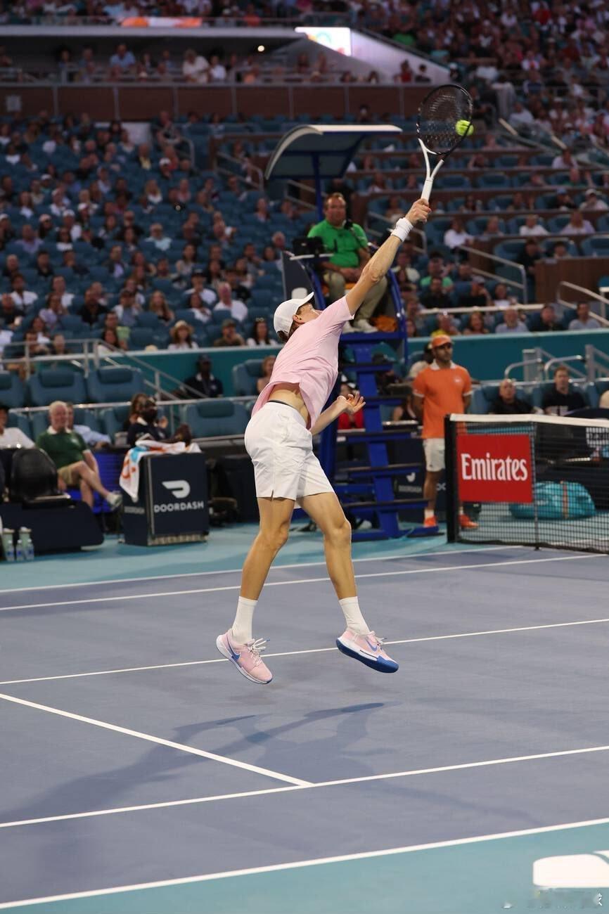 蒙特卡洛半决赛🇮🇹辛纳6-1兹维列夫🇩🇪仅耗时34分钟。紫薇次盘还有翻盘