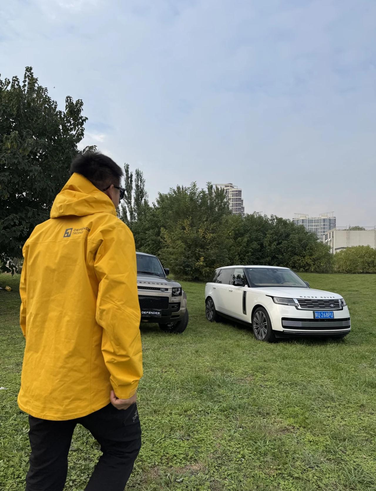 今天的路虎车主是这个氛围感😍
努力吧 两台都不便宜
我是户外唯一的色彩 西安卫