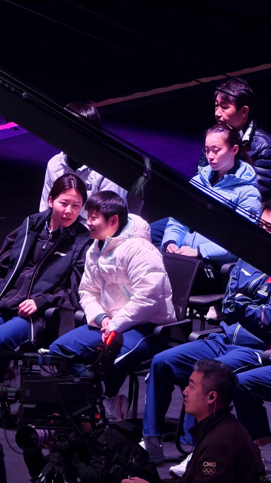 诺贝尔一直讲又来了！

今晚的女单决赛，女队和教练们都来观赛了。

莎莎来的比较