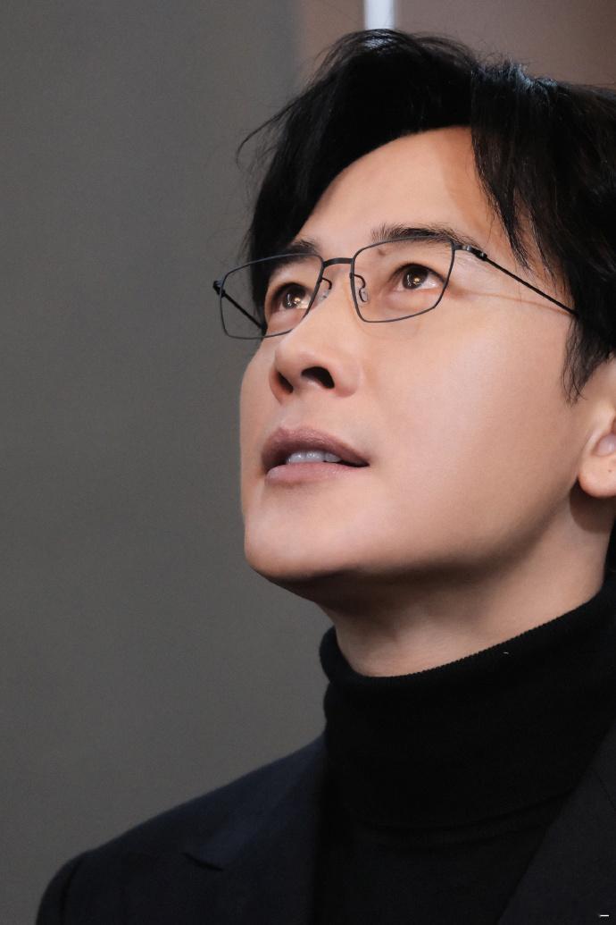 罗晋眼镜一戴叔圈天菜新剧《目之所及》路透照里，西装革履配金丝眼镜，禁欲感拉满。抬