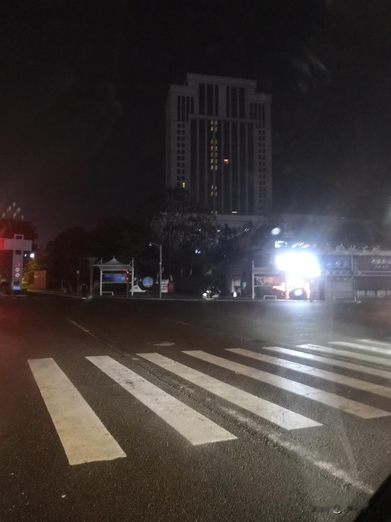 城市的高楼大厦也在面前清晰可见，那灯光是闪烁的，一闪一闪非常漂亮，夜晚能够带来一