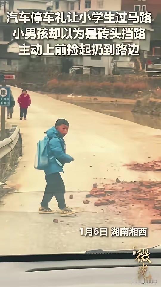 “火到人民日报了！”湖南，女子开车回家，碰到学生放学，就主动停下车让孩子们先过，