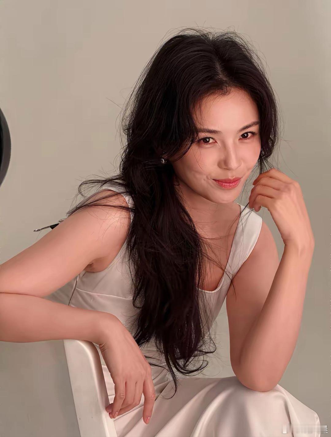 刘涛笑容灿烂又松弛，自在随性的状态超治愈，满满的生活气息扑面而来，温柔又有感染力