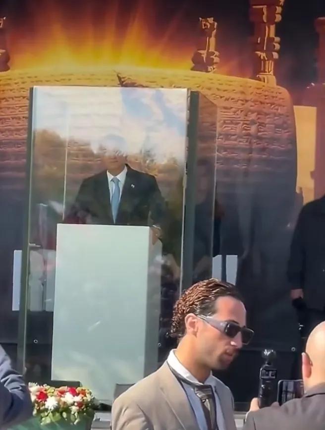 礼萨·巴列维在德国发表演讲，躲在透明的防弹玻璃罩里。就这点出息，还想在伊朗复辟，