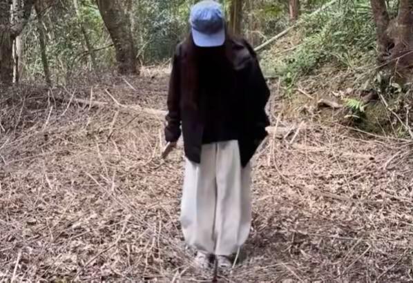 10月26日，江西上饶的李女士与朋友进山徒步时，误将一处区域当作“野生蹦床”蹦跳