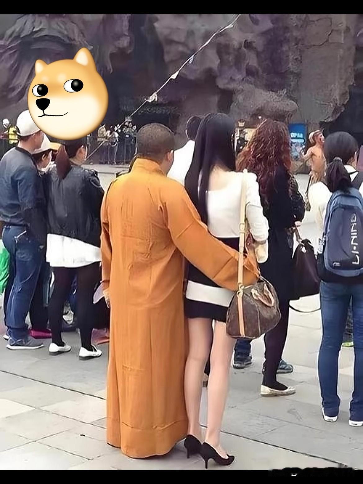 一个修行的人

劝我四大皆空

而自己劳斯莱斯🫣

少林寺方丈与女子同居一事被
