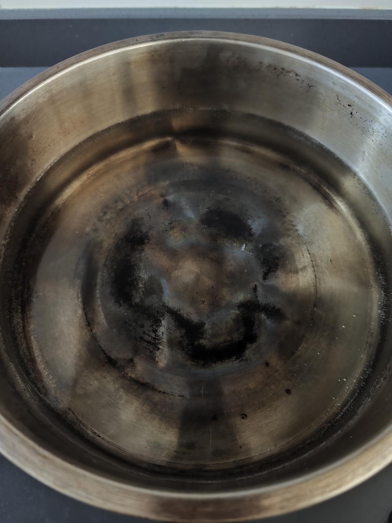 早上糊锅的后续来啦。

我早上发现锅糊了，我一改反常，没有责怪婆婆，也没有大嗓门