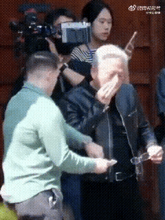 难道黄仁勋的助理都不提醒一下的吗？看到韩国首尔三十多度天气，可黄仁勋还是穿着一件