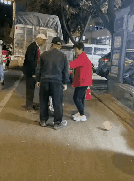 街头那白帽男和黑帽老者的冲突太吓人了。白帽男一冲动就扇了黑帽老者一巴掌，结果老者